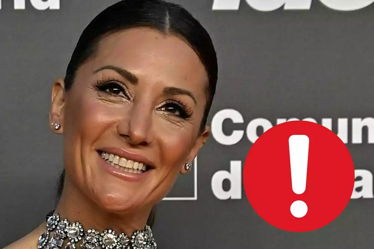 Nagore Robles somrient amb un fons gris i un cercle vermell amb un signe d'exclamació.