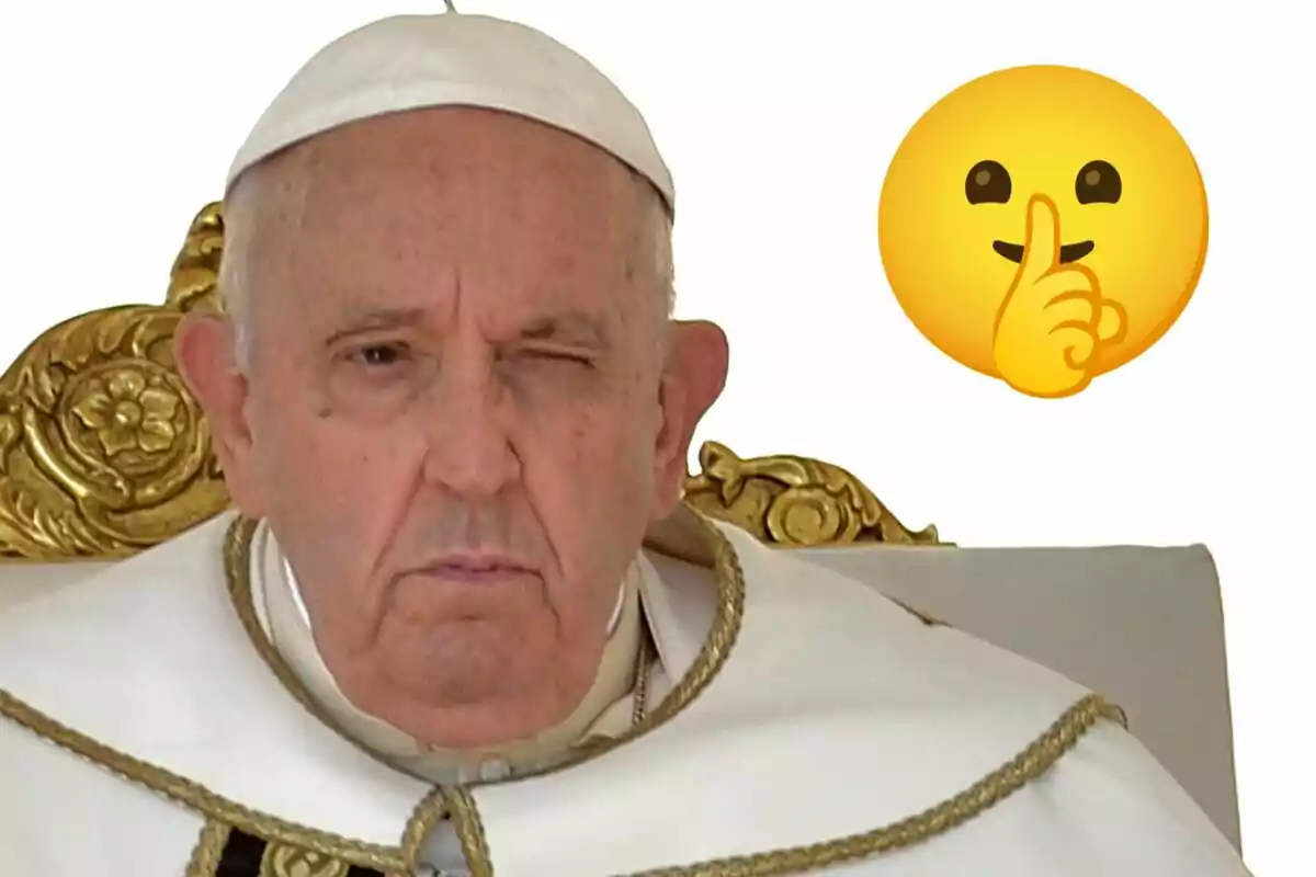 Papa Francisco con vestimenta religiosa guiñando un ojo junto a un emoji de silencio.