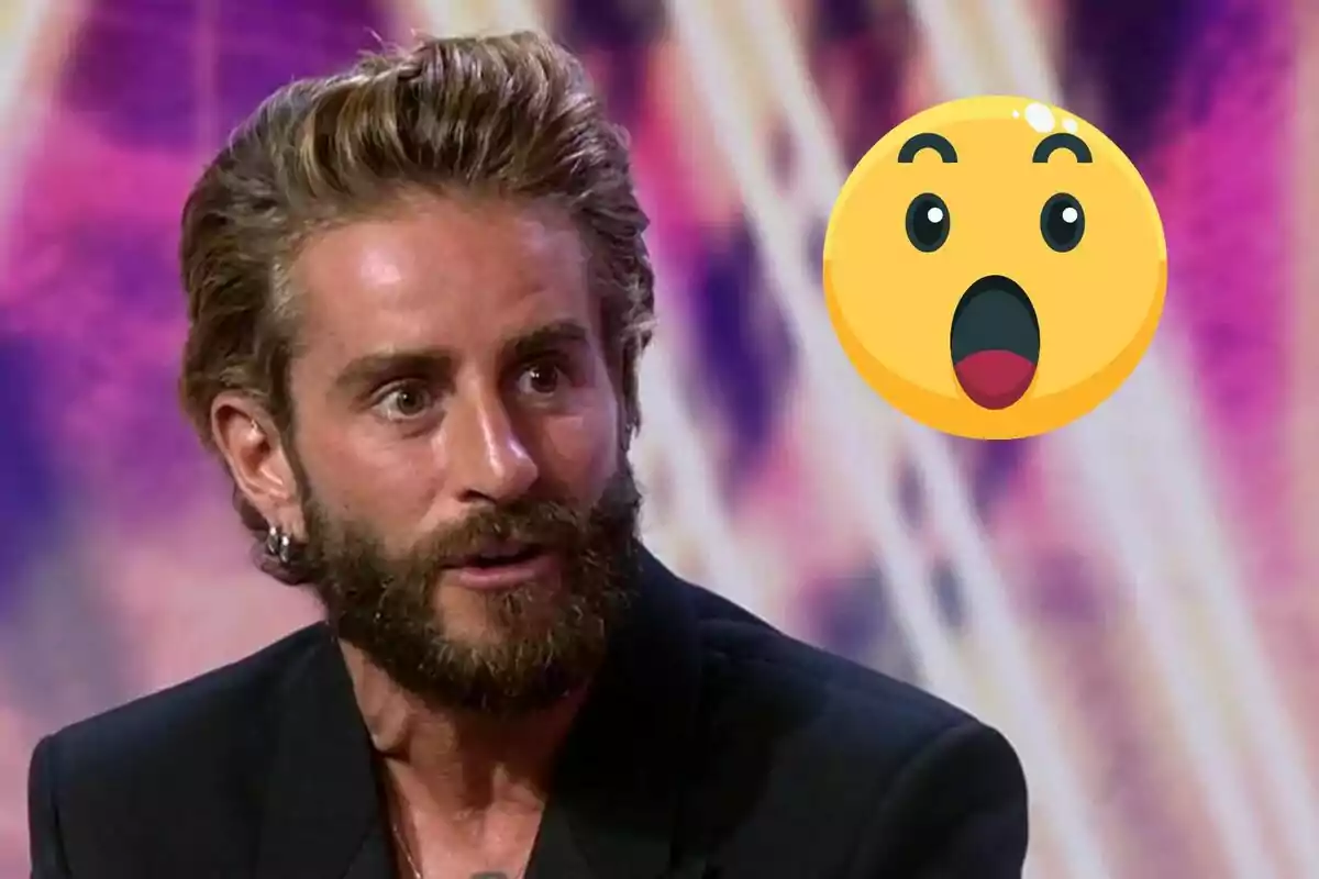 Pelayo Díaz amb expressió de sorpresa al costat d’un emoji de cara sorpresa sobre un fons acolorit.