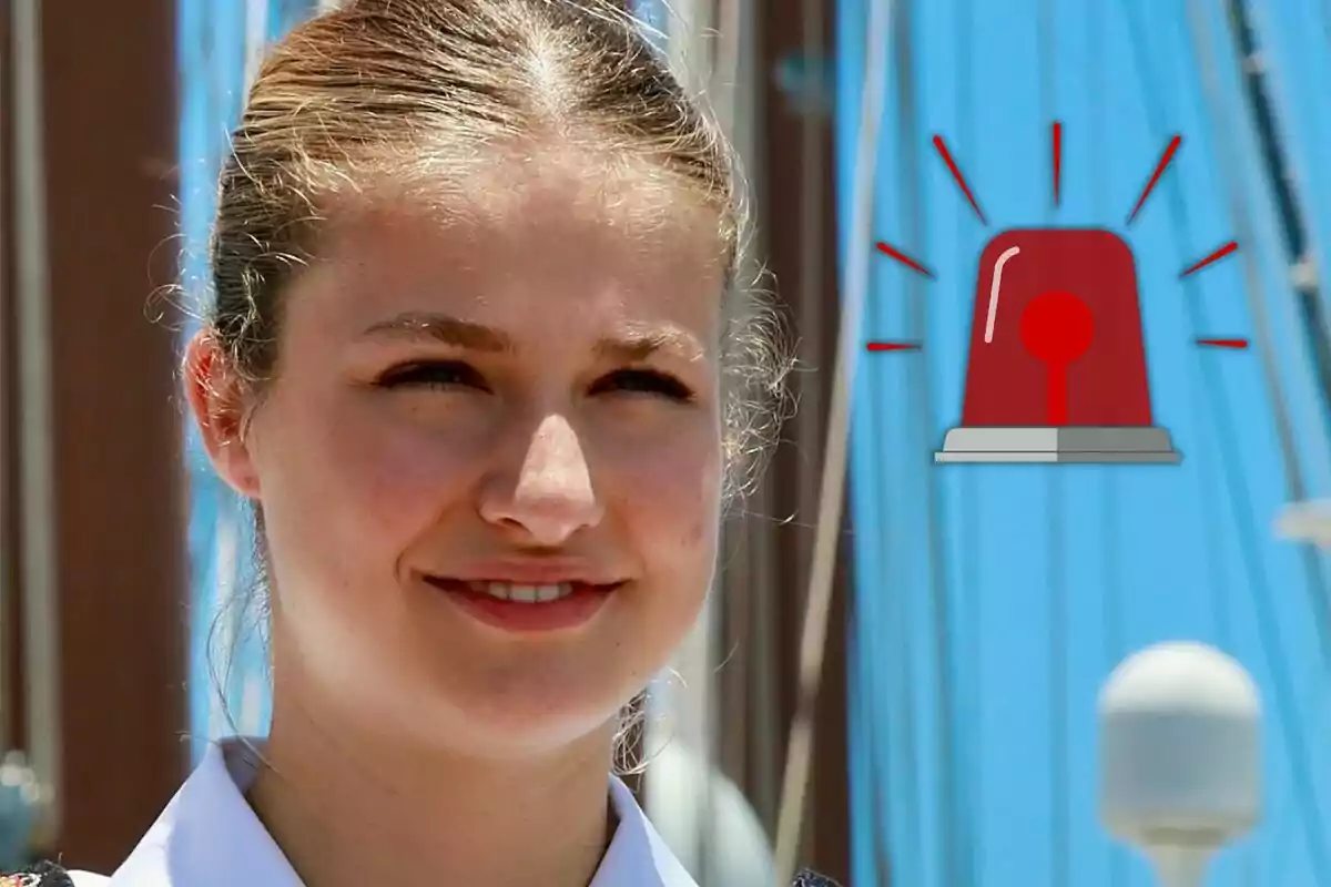 La princesa Leonor sonriendo al aire libre con un ícono de sirena roja superpuesto.