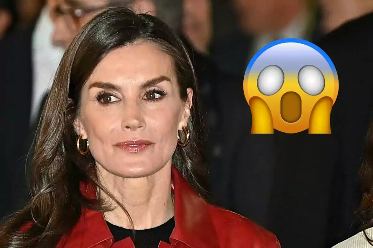 La reina Letizia con aretes dorados, acompañada de un emoji de sorpresa.