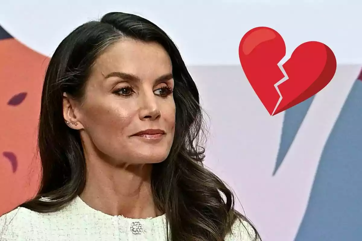 La reina Letícia amb expressió seriosa i un emoji de cor trencat al seu costat