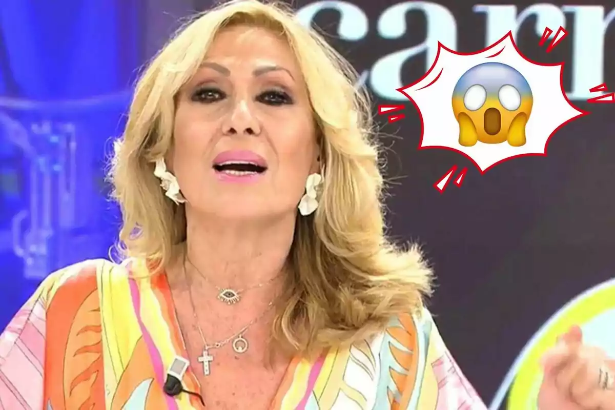 Rosa Benito parlant en un programa de televisió amb un emoji de sorpresa al costat.