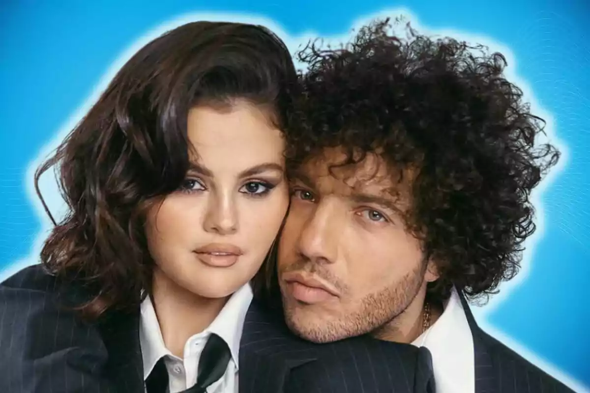 Selena Gómez y Benny Blanco posando juntas con fondo azul.