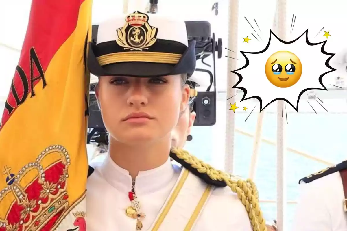 Una persona en uniforme naval sostenint una bandera d'Espanya amb un emoji d'ulls plorosos i estrelles al costat.