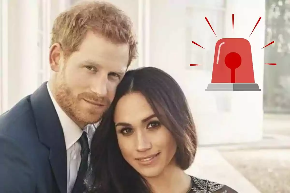 El príncep Harry i Meghan Markle posant junts amb una sirena vermella dibuixada a la cantonada superior dreta.