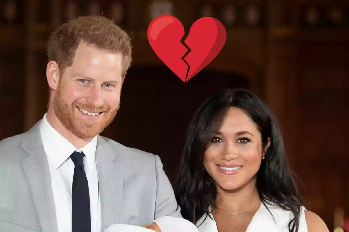 El príncep Harry i Meghan Markle somrient sosté un nadó mentre un cor trencat flota sobre ells.