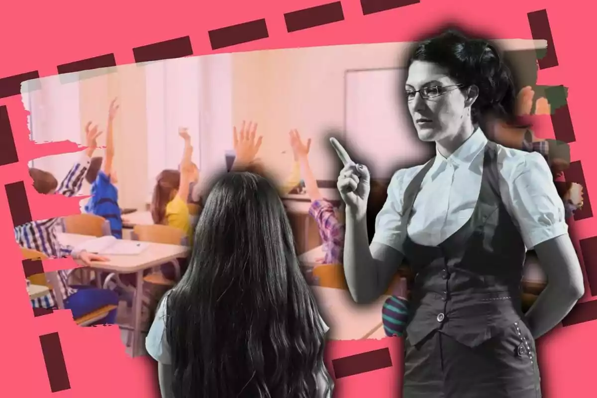 Una dona d’esquena observa una mestra que assenyala amb el dit mentre diversos nens aixequen la mà en una aula amb fons rosa i detalls gràfics.