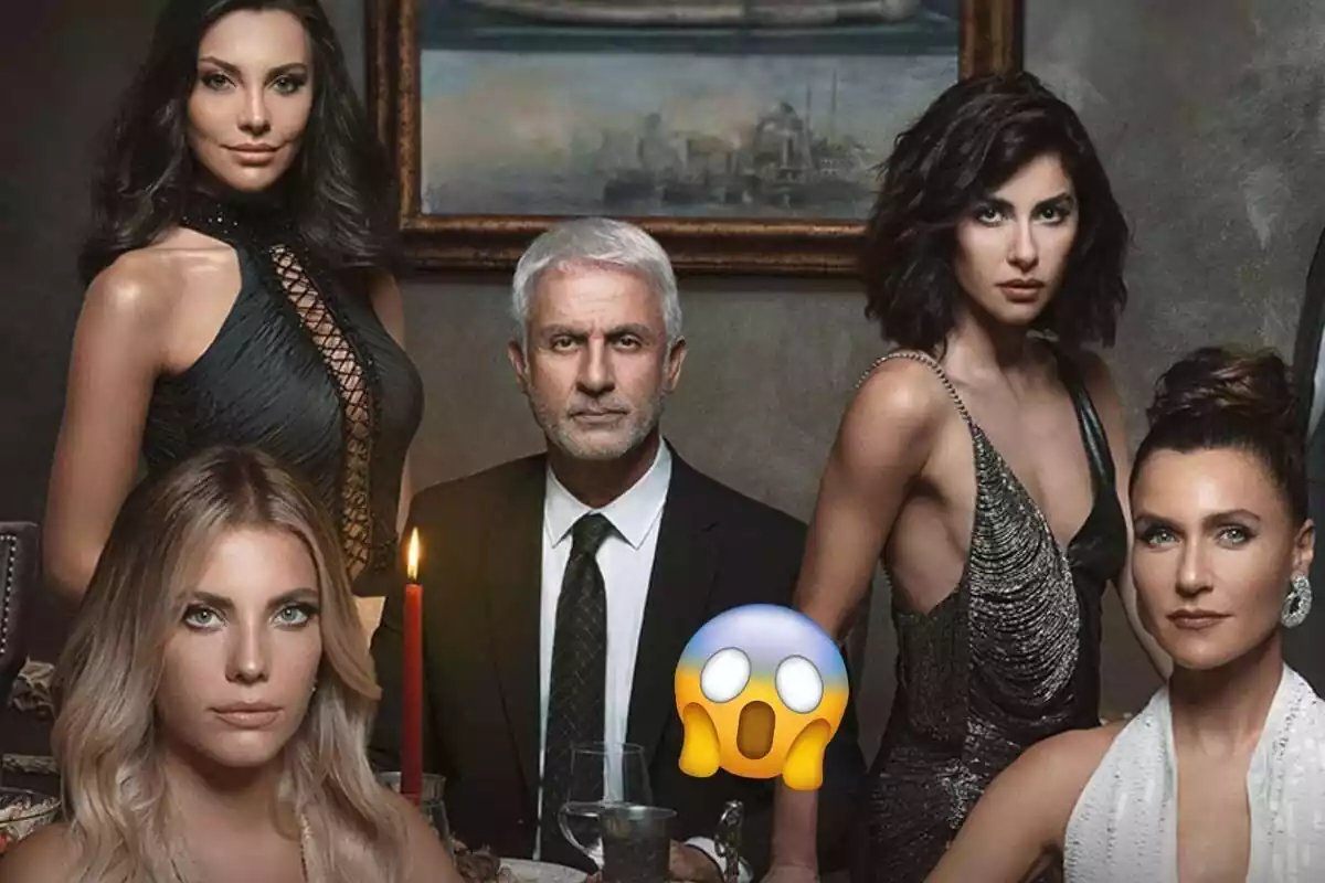Muntatge amb els protagonistes de la sèrie "Pecado Original" en una imatge promocional mirant seriosament a càmera i un emoji de sorpresa