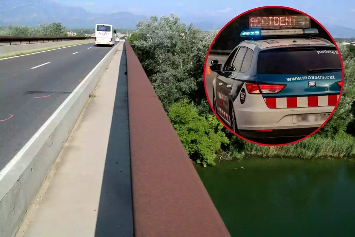 Un autobús circula per una carretera elevada amb un cotxe de policia en un requadre que indica un accident.