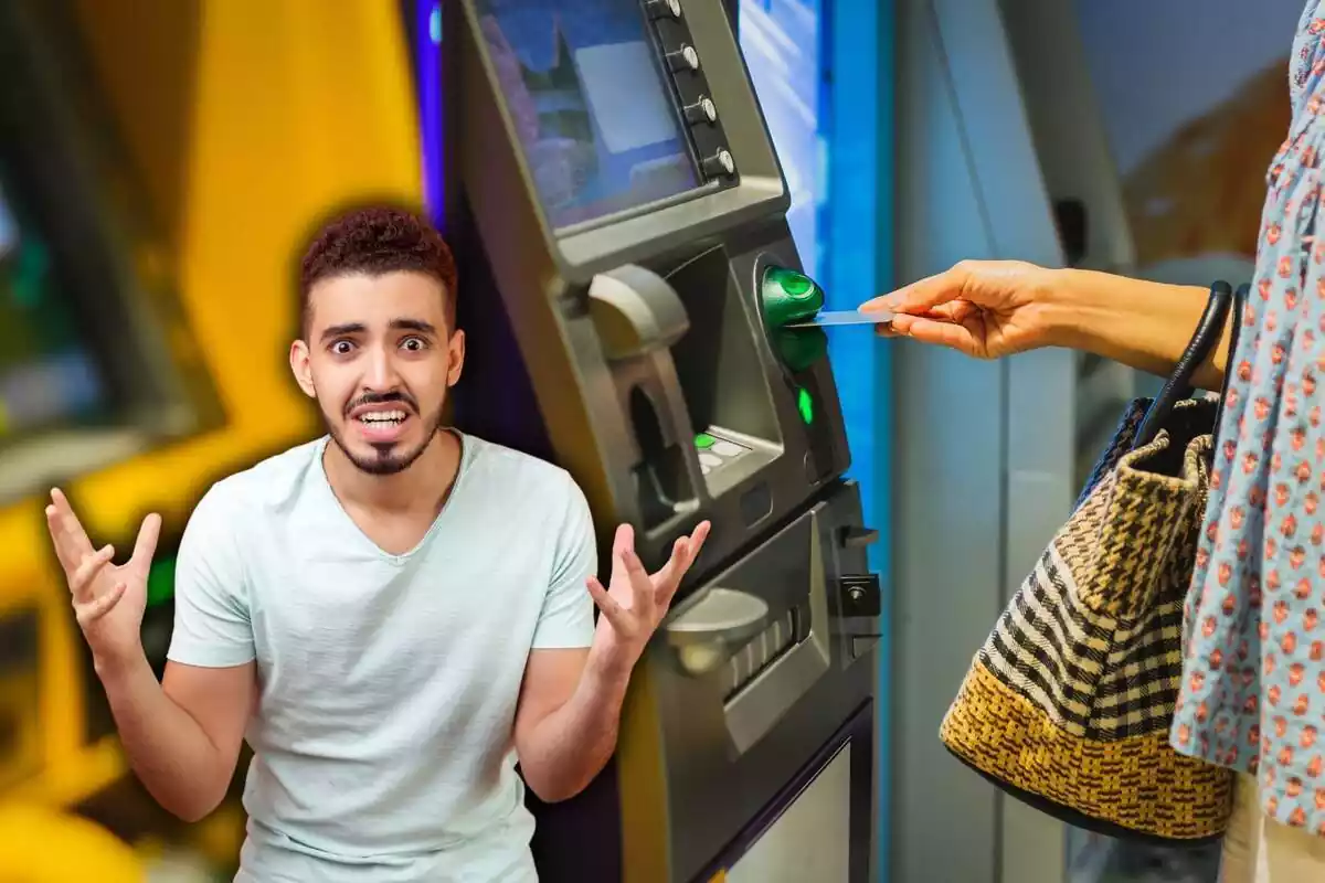 Una dona fica la targeta de crèdit en un caixer, mentre un home mostra el seu enuig amb els seus gestos