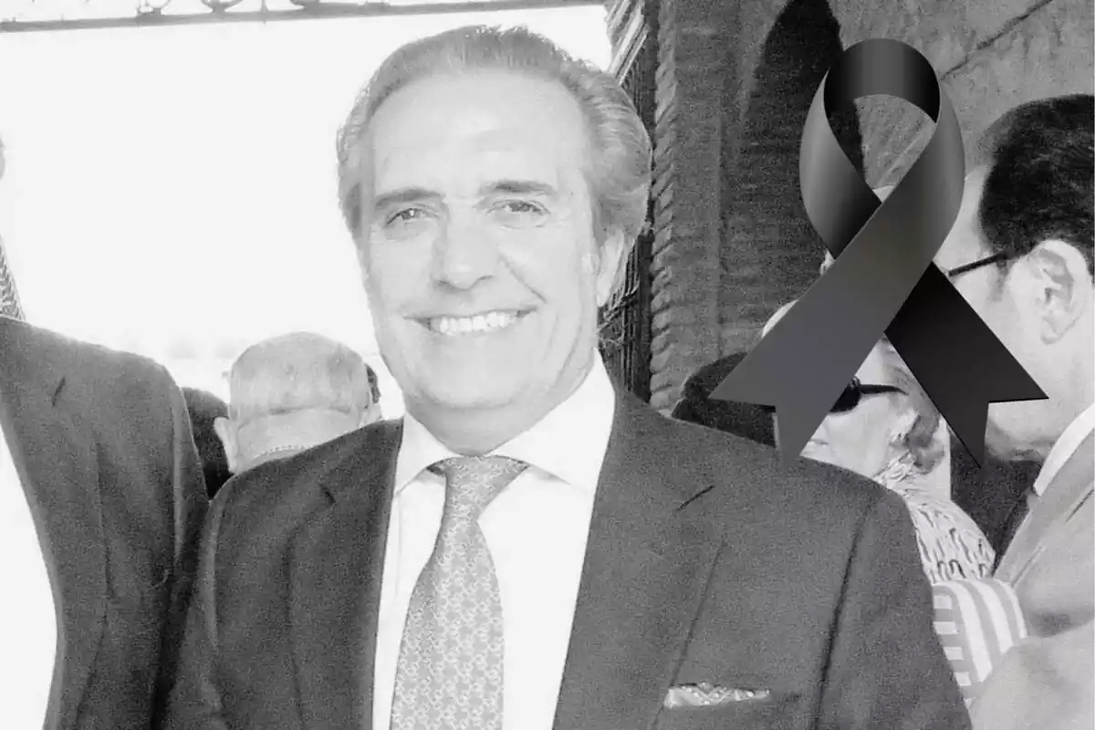 Muntatge de Ramón Ybarra somrient en una imatge en blanc i negre i un llaç negre