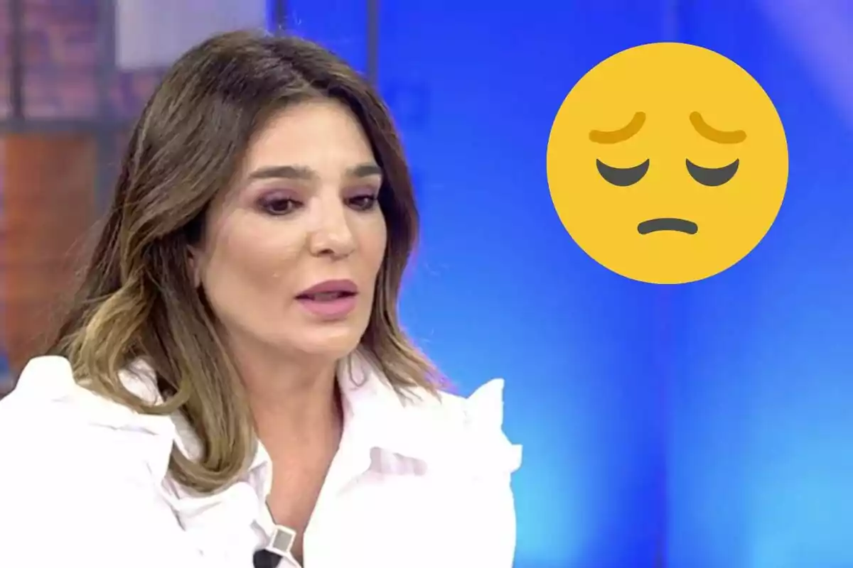 Raquel Bollo amb expressió seriosa i un emoji trist al fons blau.