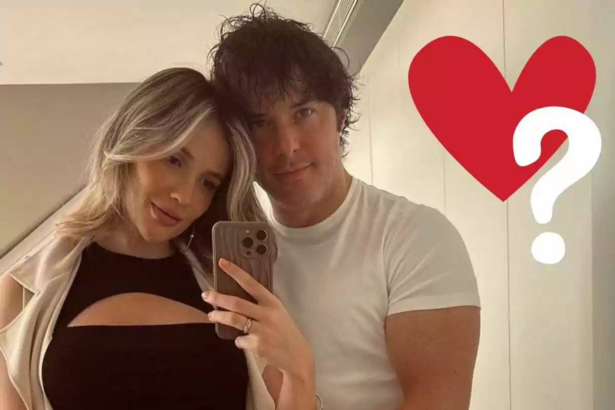 Rebecca Lima i Jordi Cruz prenent una selfie amb un cor i un signe d'interrogació al fons.