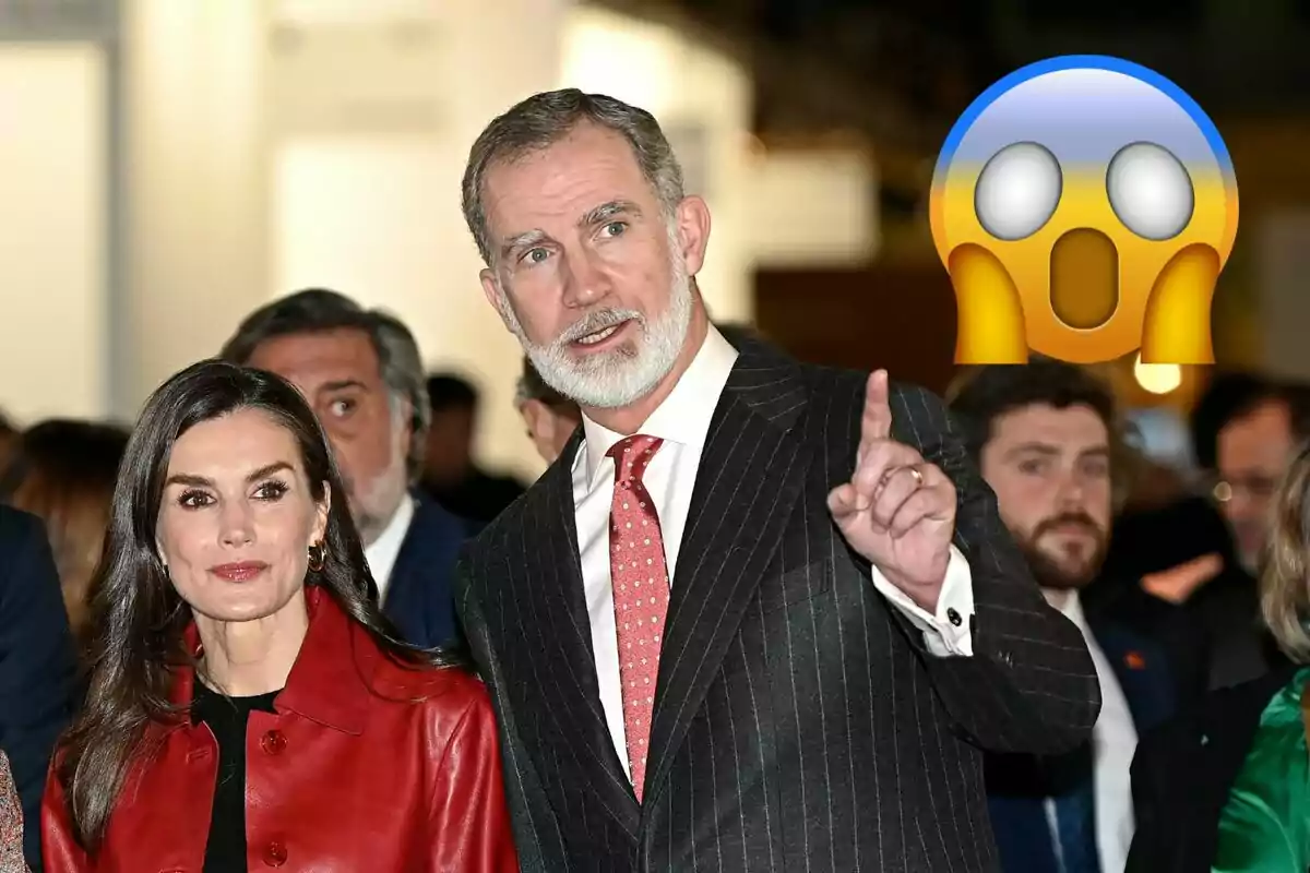 La reina Letícia i Felip VI elegantment vestits en un esdeveniment, amb un emoji sorprès a la cantonada superior dreta.