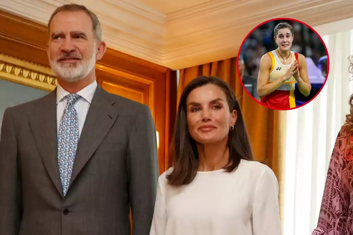 Els reis posant en un esdeveniment formal amb una imatge inserida de Carolina Marín emocionada a la cantonada superior dreta.