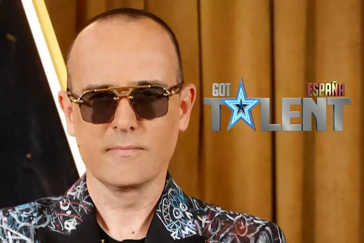 Risto Mejide amb ulleres de sol i una jaqueta estampada davant d'un fons daurat amb el logotip de Got Talent España.