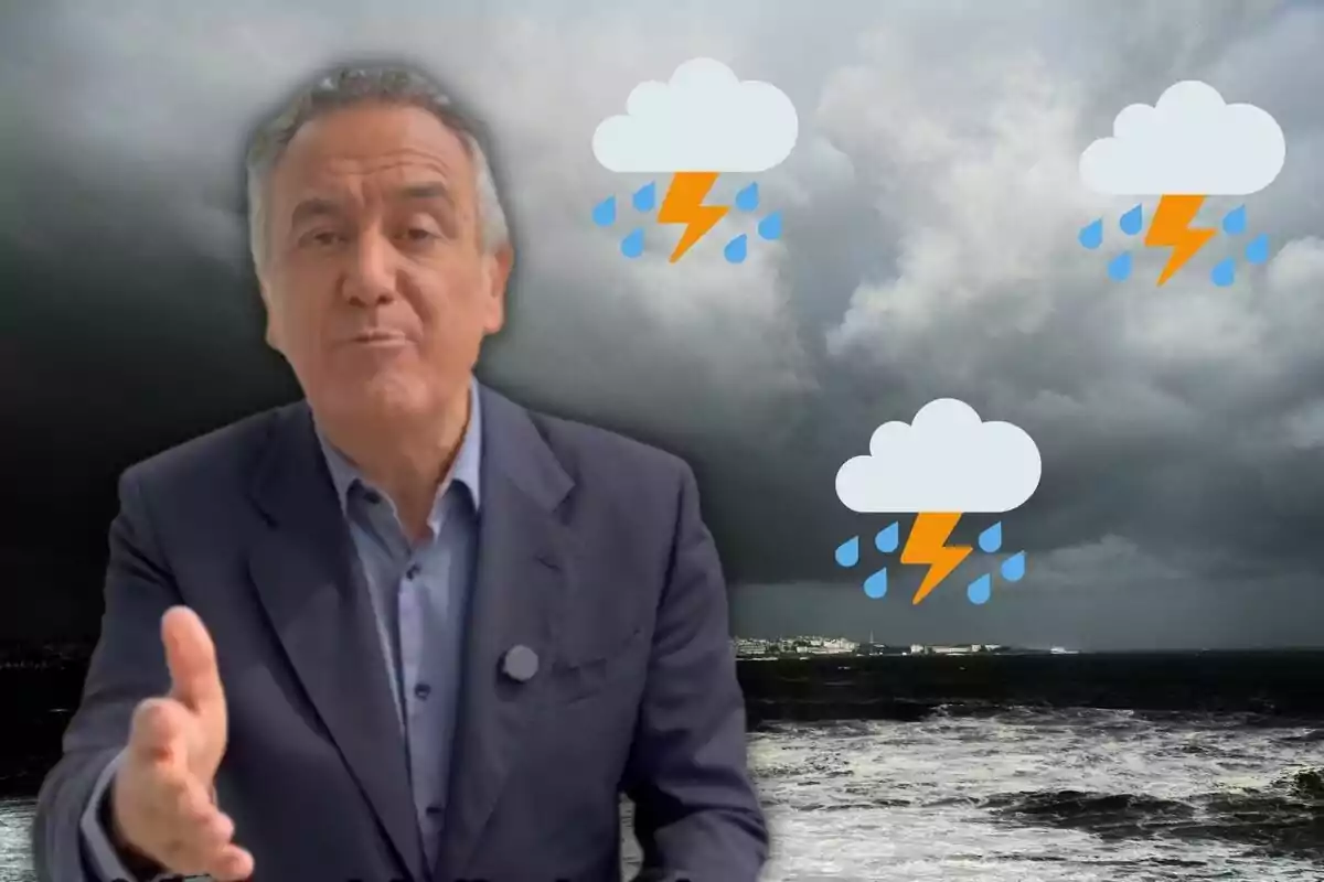 Un home amb vestit fosc gesticula davant d'un fons de cel ennuvolat i mar agitat amb icones de núvols de tempesta i llamps.