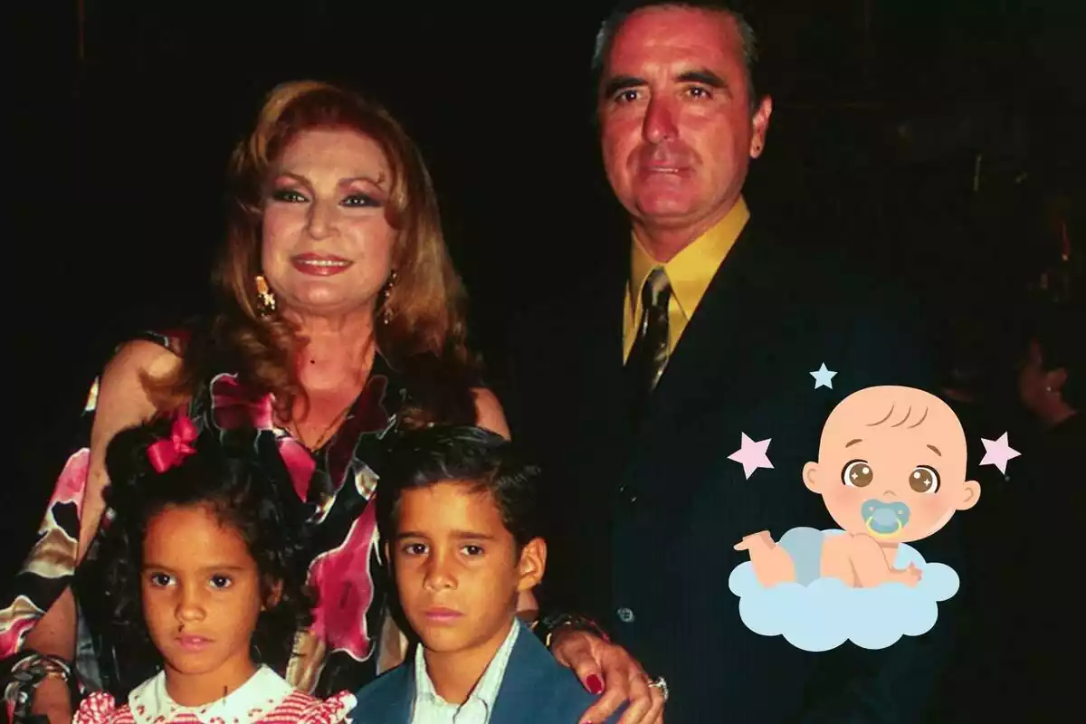 Muntatge de Rocío Jurado somrient amb les mans a les espatlles de Gloria Camila Ortega i José Fernando Ortega quan eren petits, José Ortega Cano amb rostre neutre amb vestit negre i camisa groga i un nadó