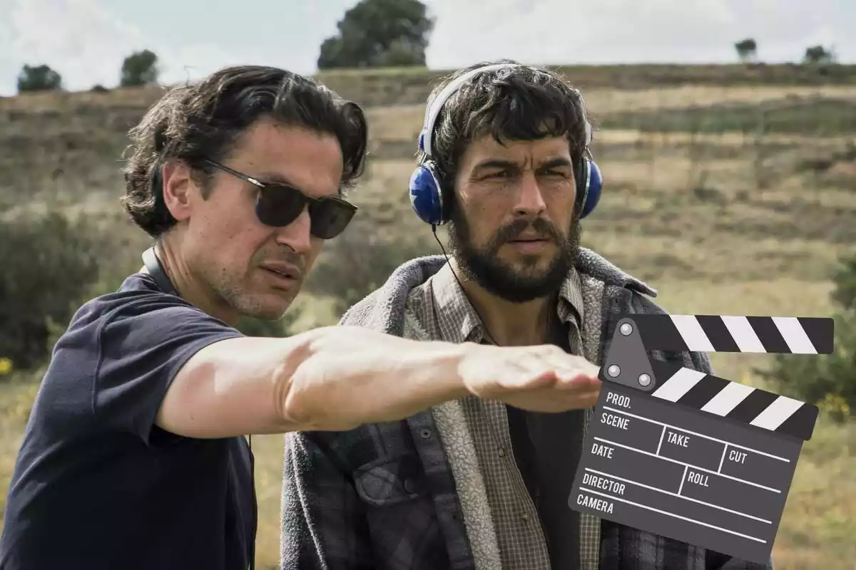 Muntatge amb Rodrigo Cortés amb el braç estirat i ulleres de sol, Mario Casas seriós amb casc i una claqueta de cinema