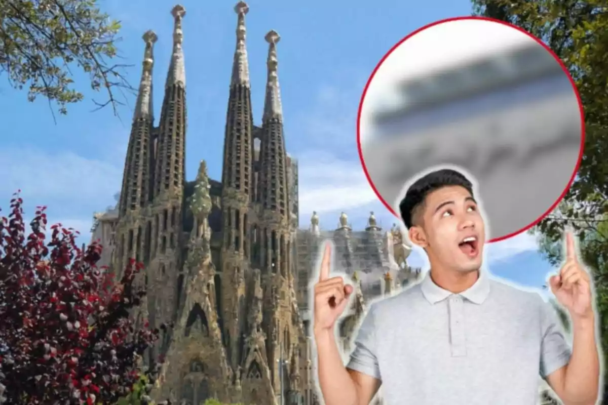 Un home assenyalant cap amunt amb la Sagrada Família de fons.