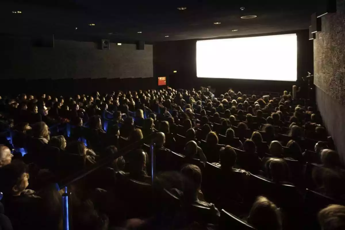 Sala de Cinemes Girona (Barcelona) plena