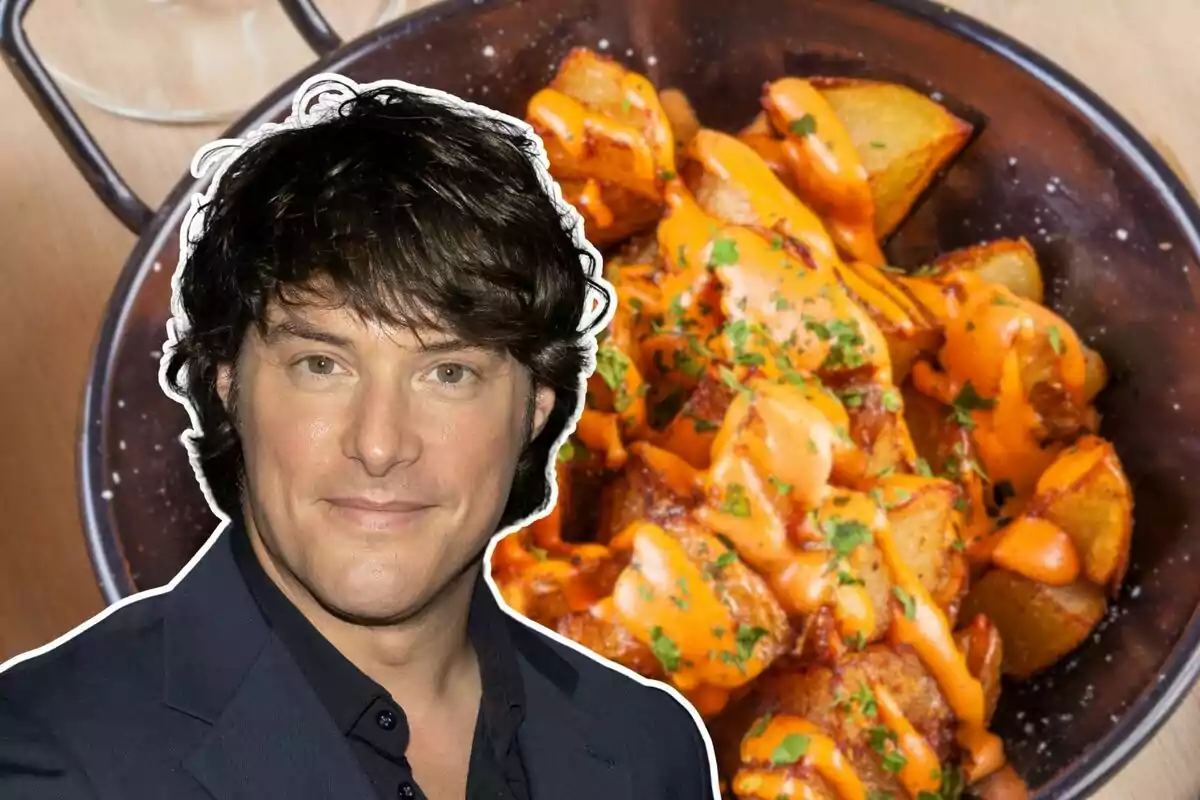 Un hombre con cabello oscuro y chaqueta negra está superpuesto sobre un plato de patatas bravas con salsa roja y perejil.