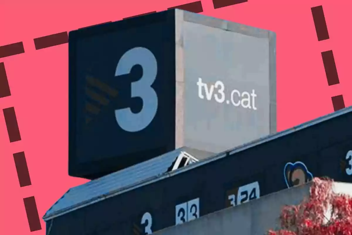 Edifici amb logotip de TV3 i fons rosa.