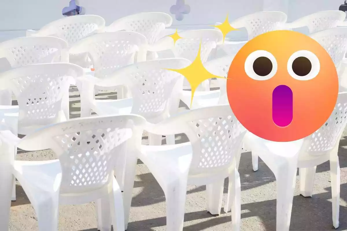 Muntatge amb diverses cadires de plàstic en fila, un emoji amb cara de sorpresa i tres estrelles grogues