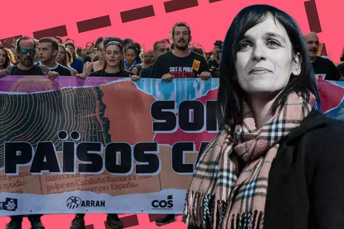 Una mujer con bufanda a la derecha y un grupo de personas sosteniendo una pancarta que dice "SOM PAÏSOS" en el fondo, con un diseño de fondo en tonos rosados y líneas negras.