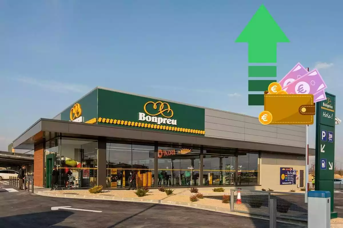 Muntatge d´un supermercat Bonpreu des de l´exterior, una cartera amb euros i una fletxa verda de pujada