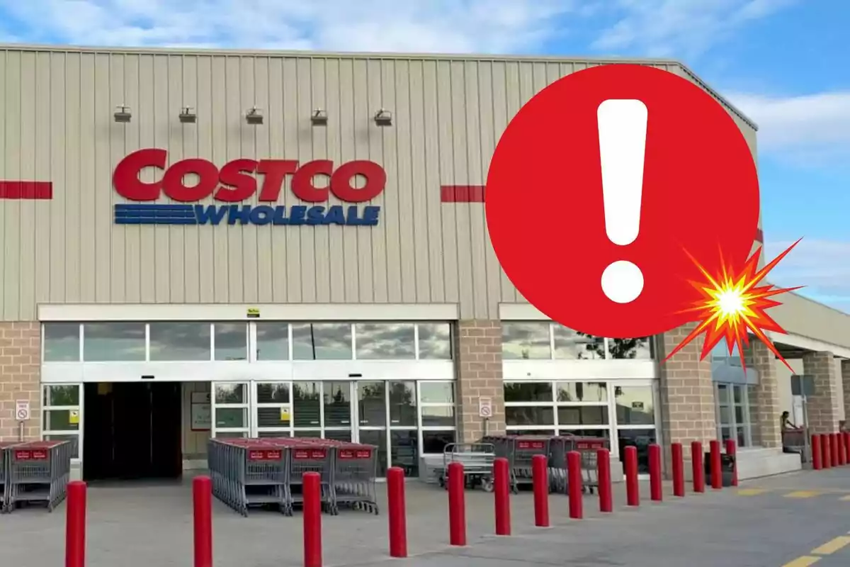 Entrada d'una botiga Costco amb un gran signe d'exclamació vermell superposat.