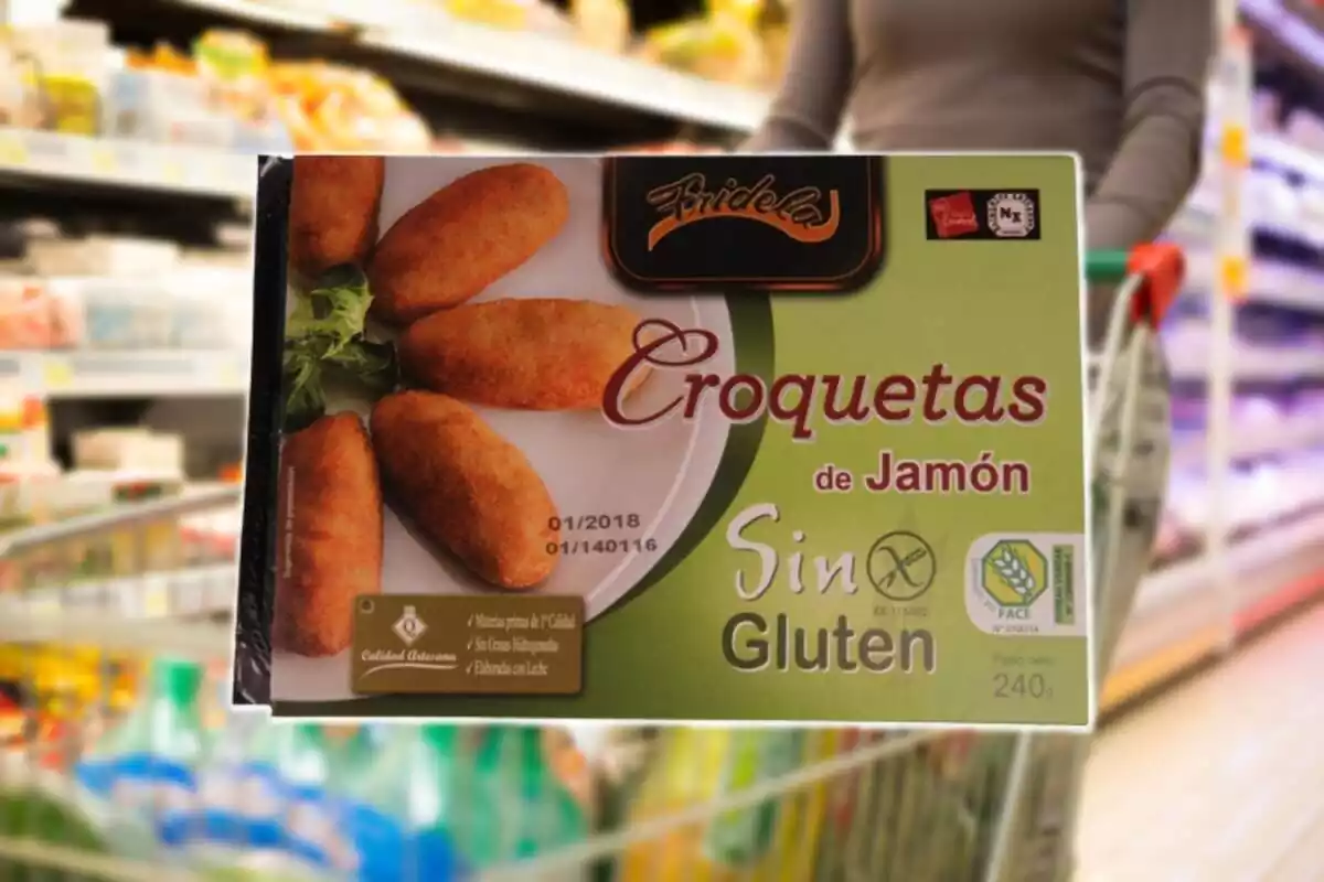 Muntatge amb una persona amb un carretó en un supermercat de fons i la caixa de croquetes de pernil de la marca Fridela de Alcampo Muntatge amb una persona amb un carretó en un supermercat de fons i la caixa de croquetes de pernil de la marca Fridela de Alcampo