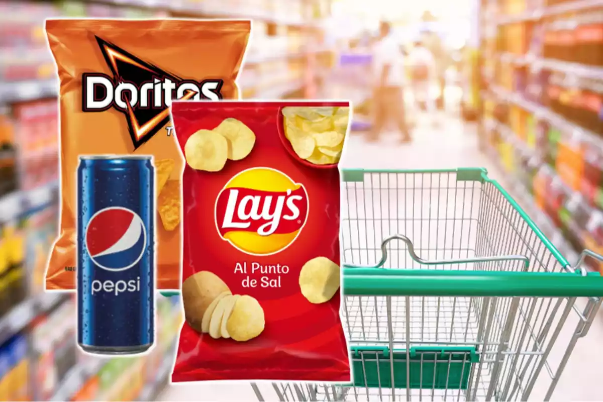 Muntatge amb un carret al passadís d'un supermercat i les bosses de patates de les marques Doritos i Lay's i una llauna de refresc de la marca Pepsi