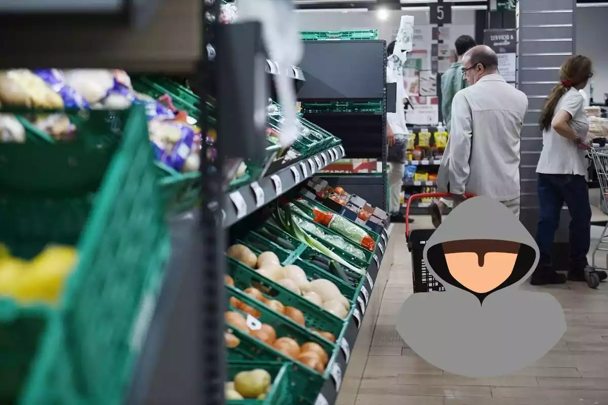 Muntatge amb un supermercat a la secció de verdures i un lladre