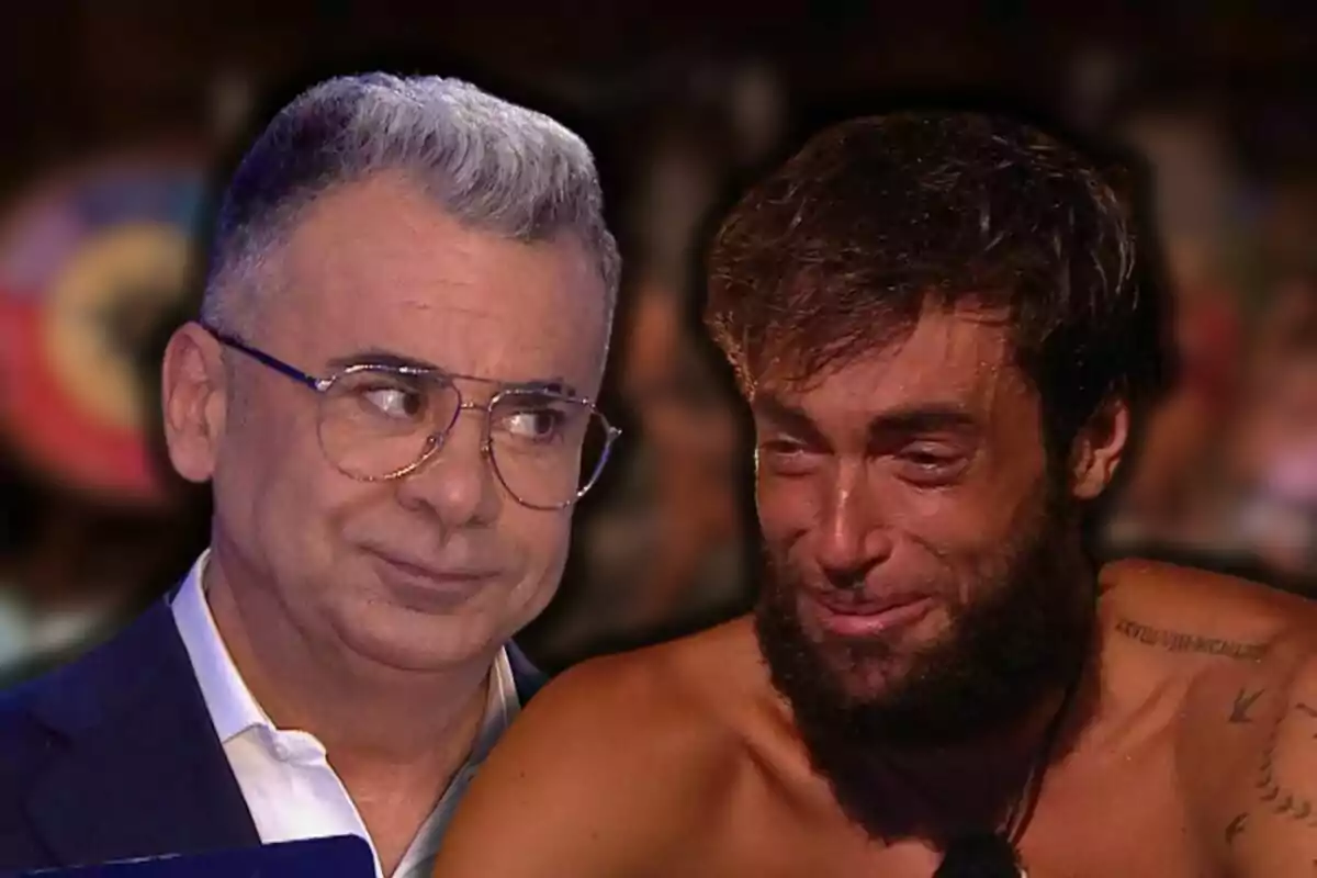 Jorge Javier Vázquez mira amb expressió seriosa a Montoya amb el tors nu que està plorant