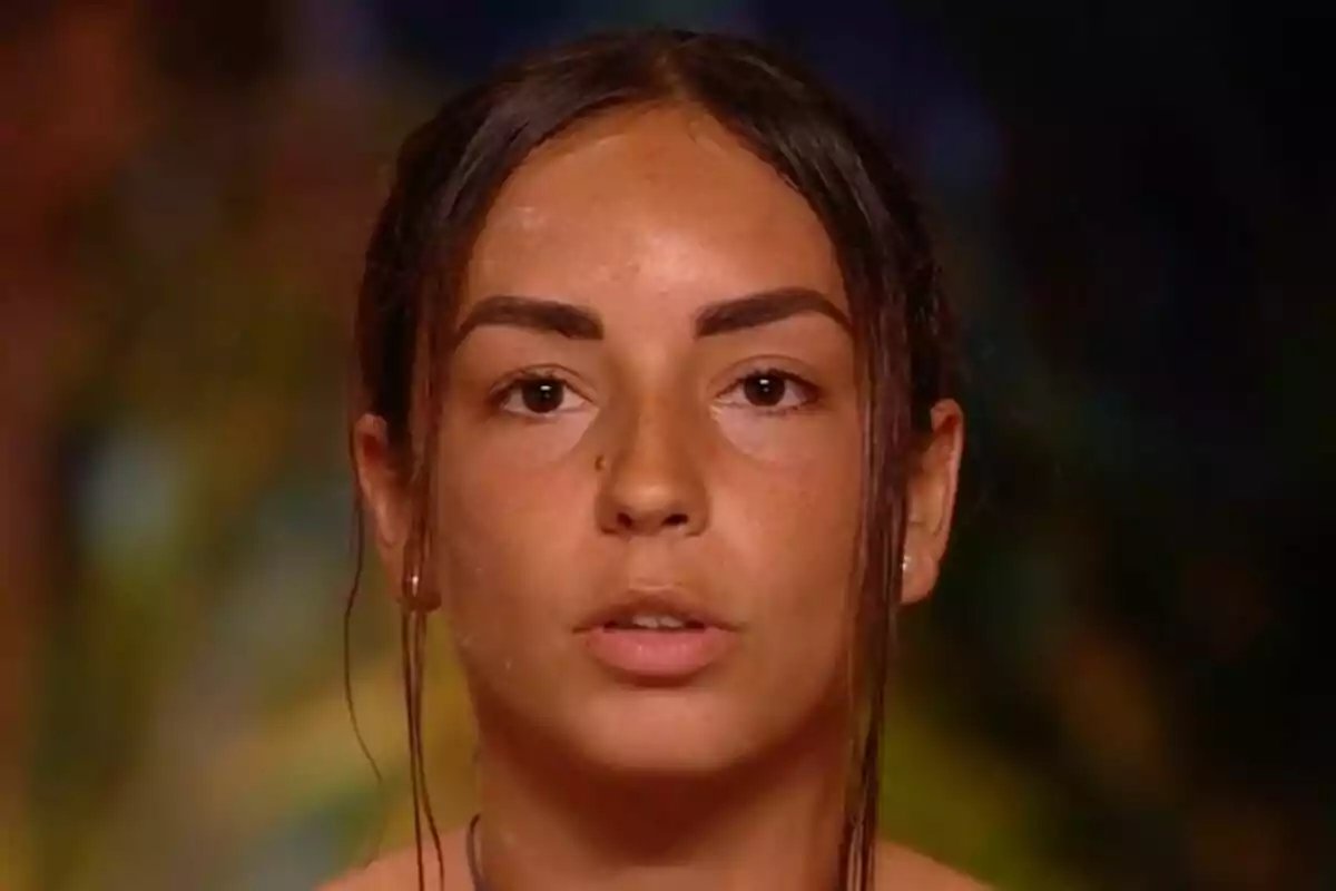 Anita amb expressió seriosa mirant al front en un entorn desenfocat. Captura de 'Supervivientes' Anita amb expressió seriosa mirant al front en un entorn desenfocat. Captura de 'Supervivientes'