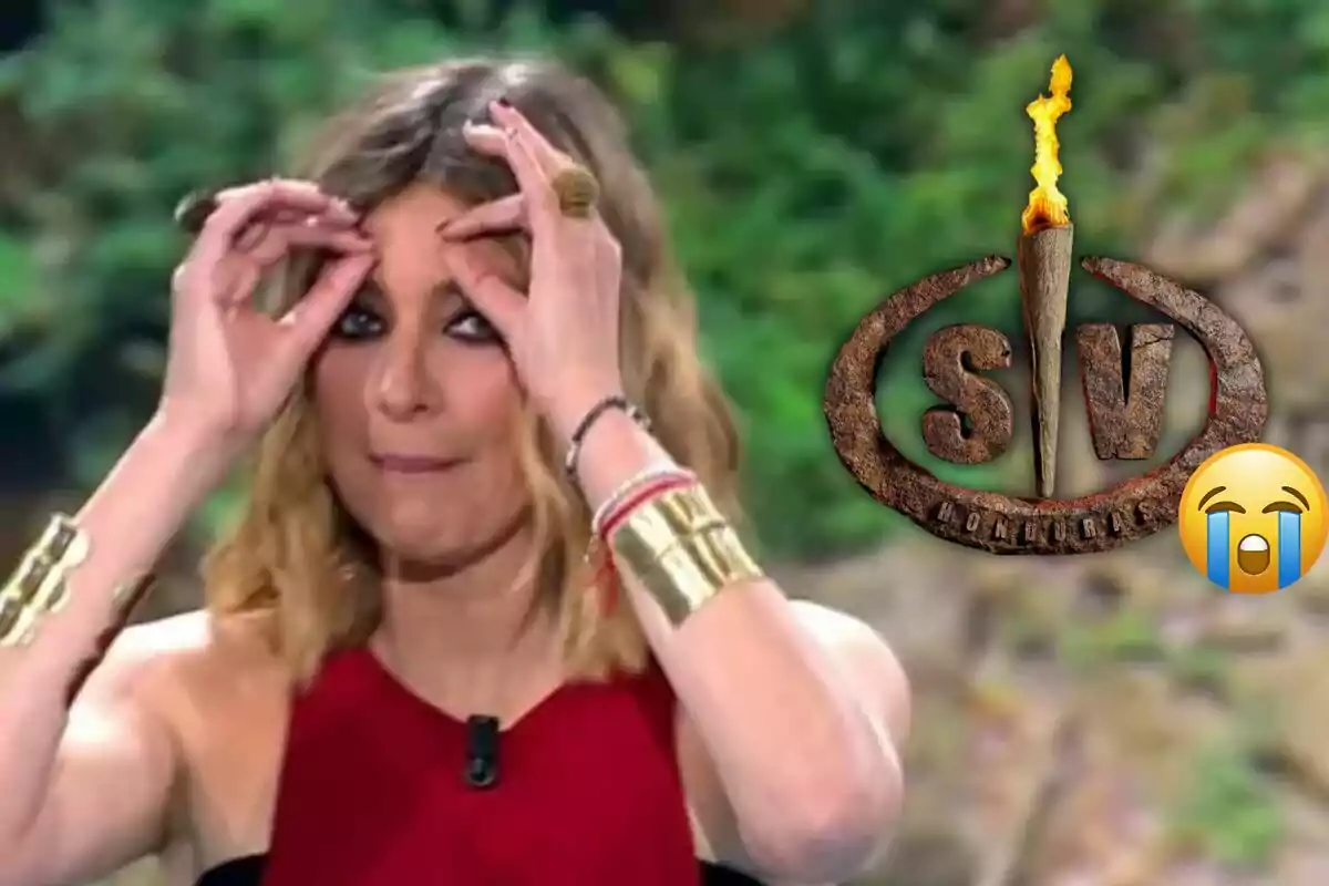 Sandra Barneda amb expressió de sorpresa o preocupació es toca el front mentre porta un vestit vermell i accessoris daurats, al costat del logotip d'un programa de televisió i un emoji de plor.