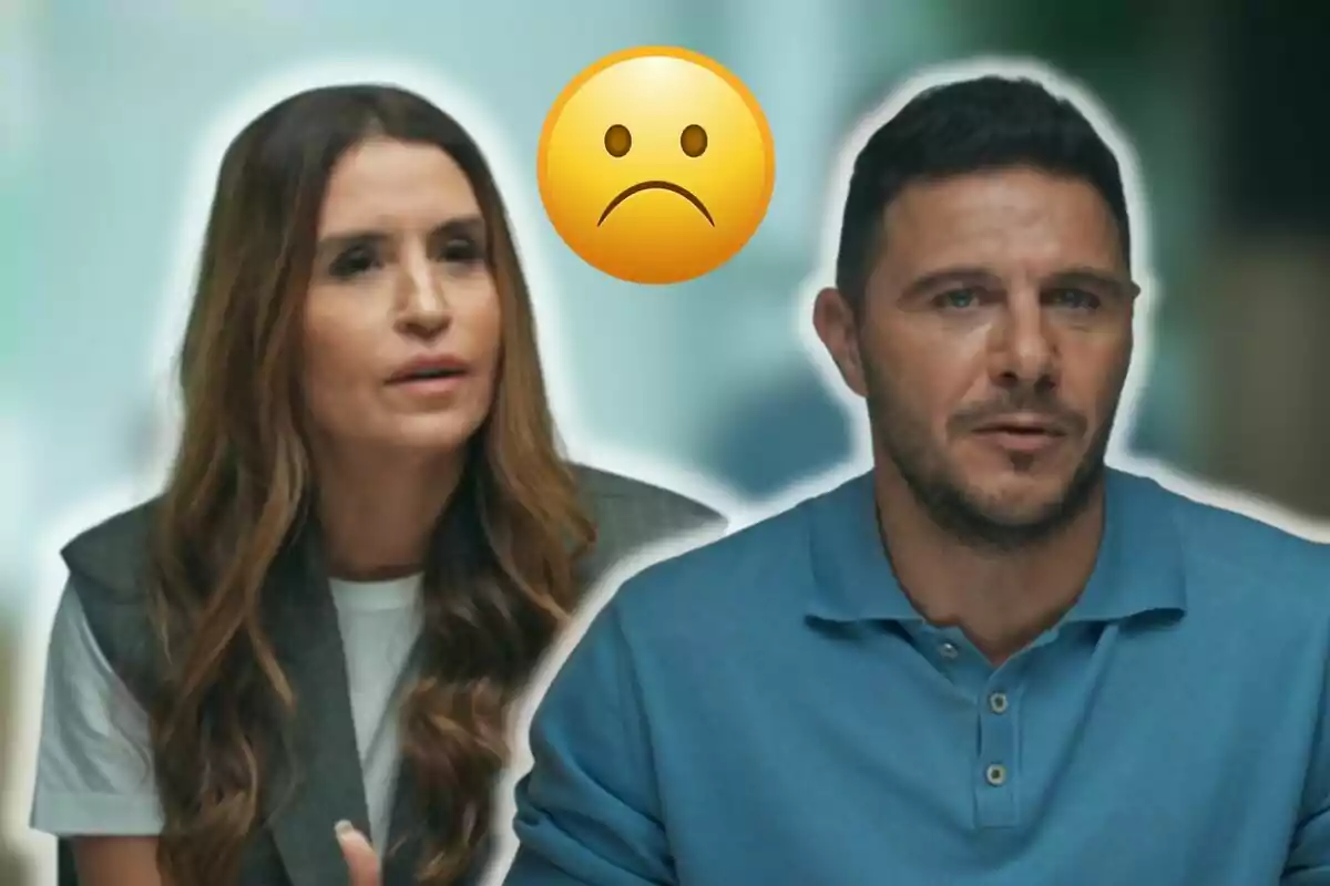 Susana Saborido y Joaquín Sánchez están sentados uno al lado del otro, ambos con expresiones serias, mientras un emoji de cara triste flota entre ellos.