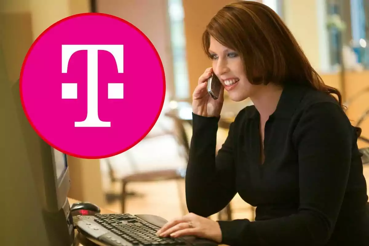 Una mujer hablando por teléfono mientras usa una computadora con el logotipo de una empresa de telecomunicaciones en la esquina. Una mujer hablando por teléfono mientras usa una computadora con el logotipo de una empresa de telecomunicaciones en la esquina.