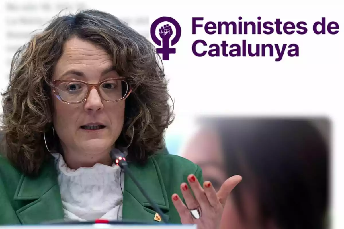 Dona amb ulleres i jaqueta verda parlant davant d'un micròfon amb el logo i text "Feministes de Catalunya" al fons.