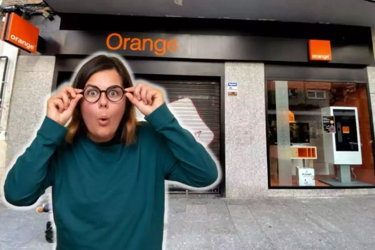 Una dona amb cara de sorpresa en primer pla, i al fons una botiga d'Orange