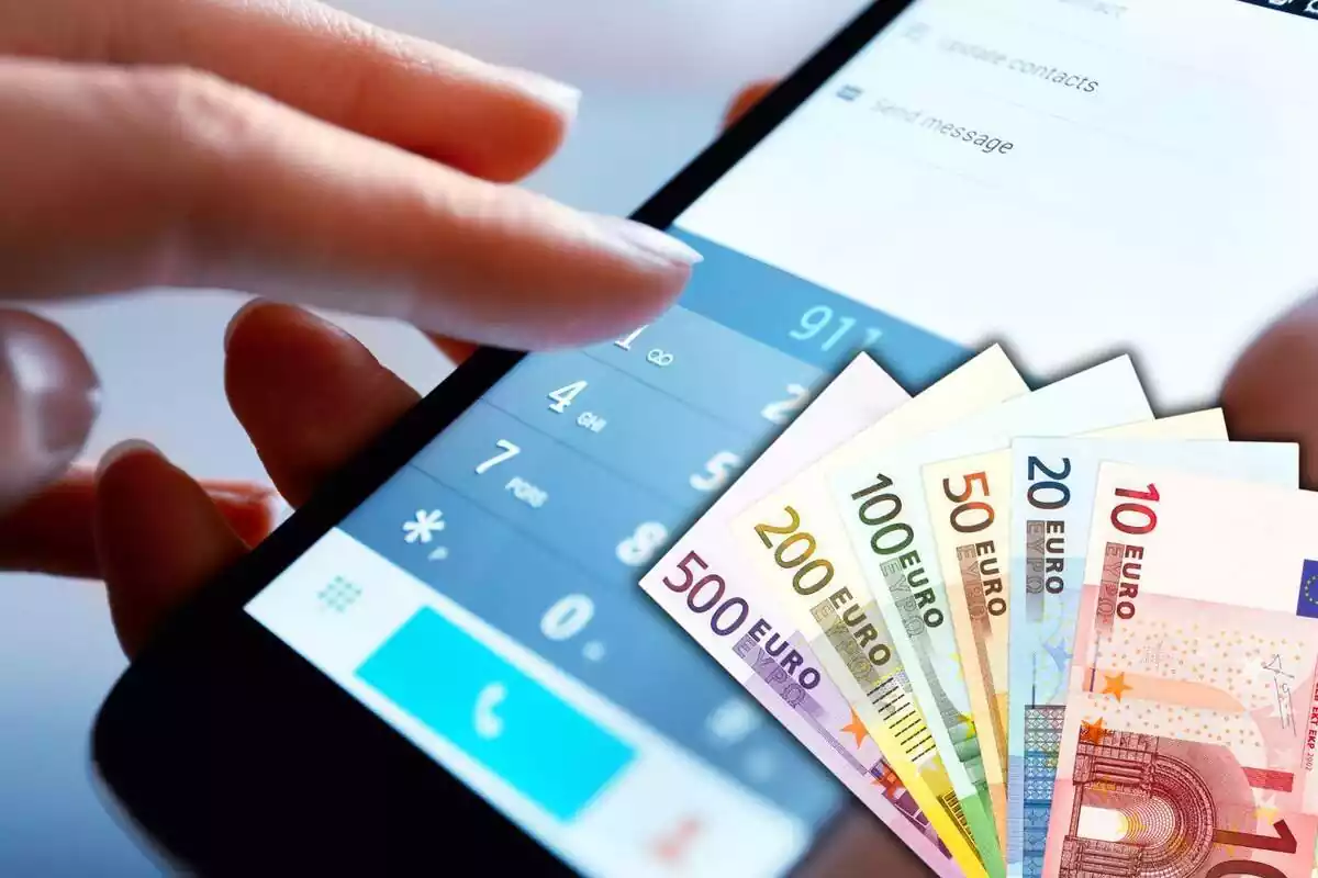 Una persona tecleja un número de telèfon al mòbil, i uns bitllets d'euro a la cantonada inferior esquerra