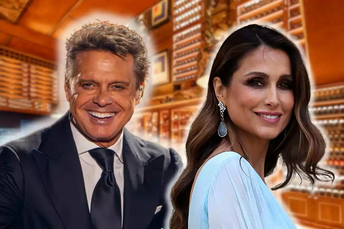 Luis Miguel y Paloma Cuevas sonrientes posan frente a un fondo interior elegante con detalles en madera.