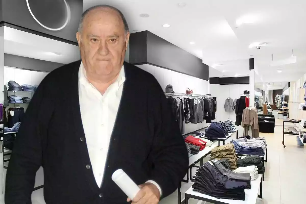 Un hombre de pie en una tienda de ropa, con estantes llenos de prendas al fondo.