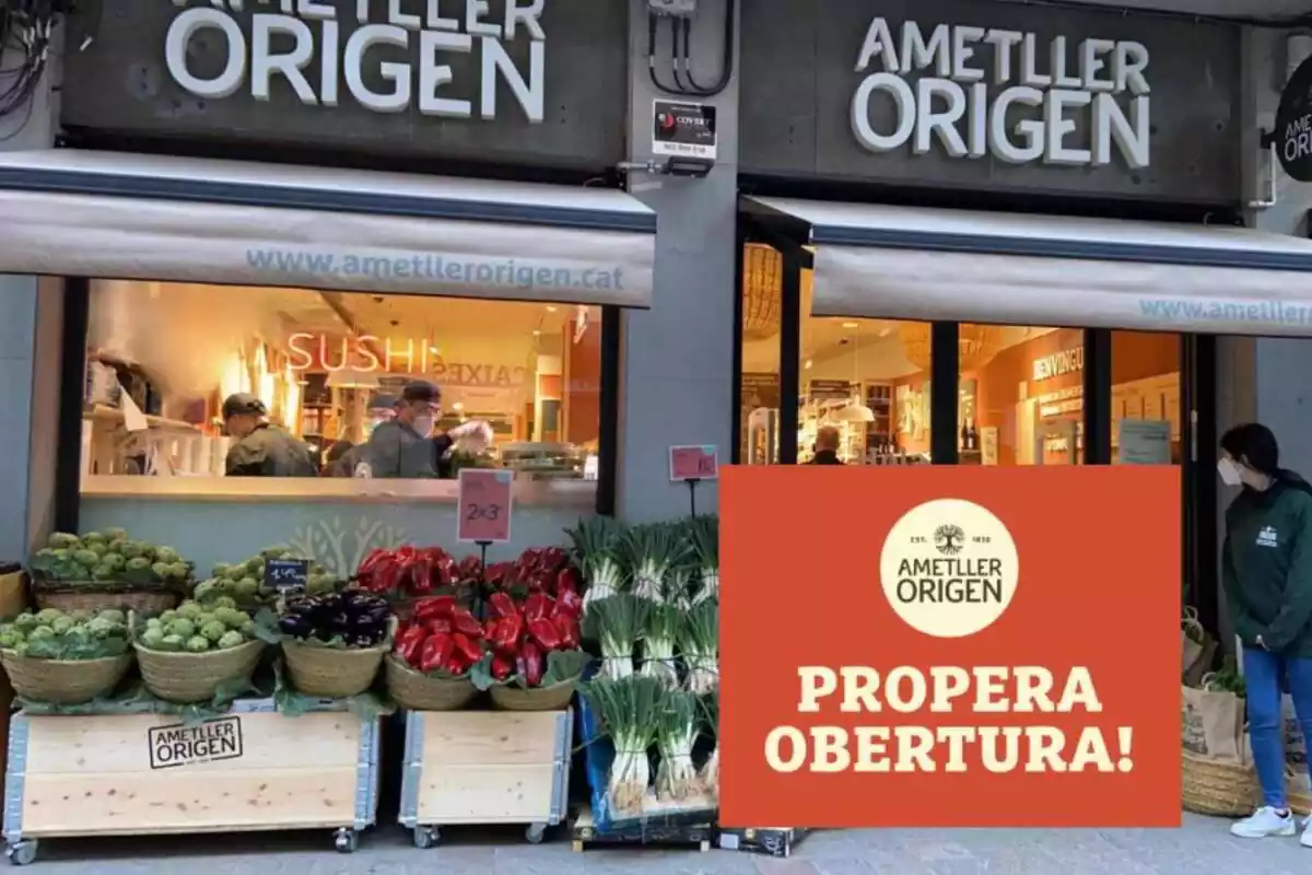 Muntatge d'una botiga d'Ametller Origen i un cartell de propera obertura