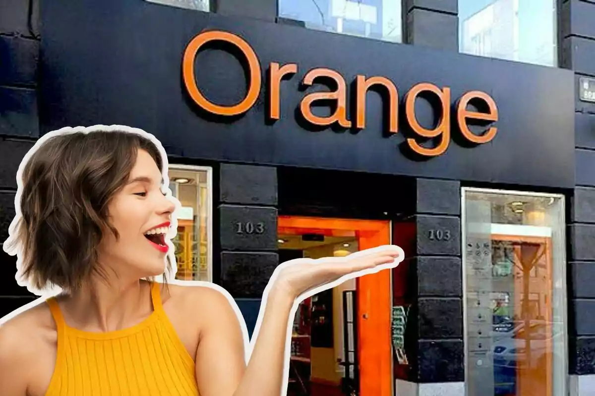 Una mujer sonriente con un vestido amarillo sostiene su mano frente a una tienda con el letrero "Orange".