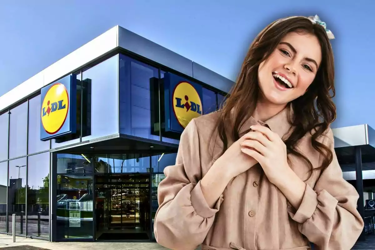 Una persona sonriente frente a un supermercado con el logotipo visible en el edificio.