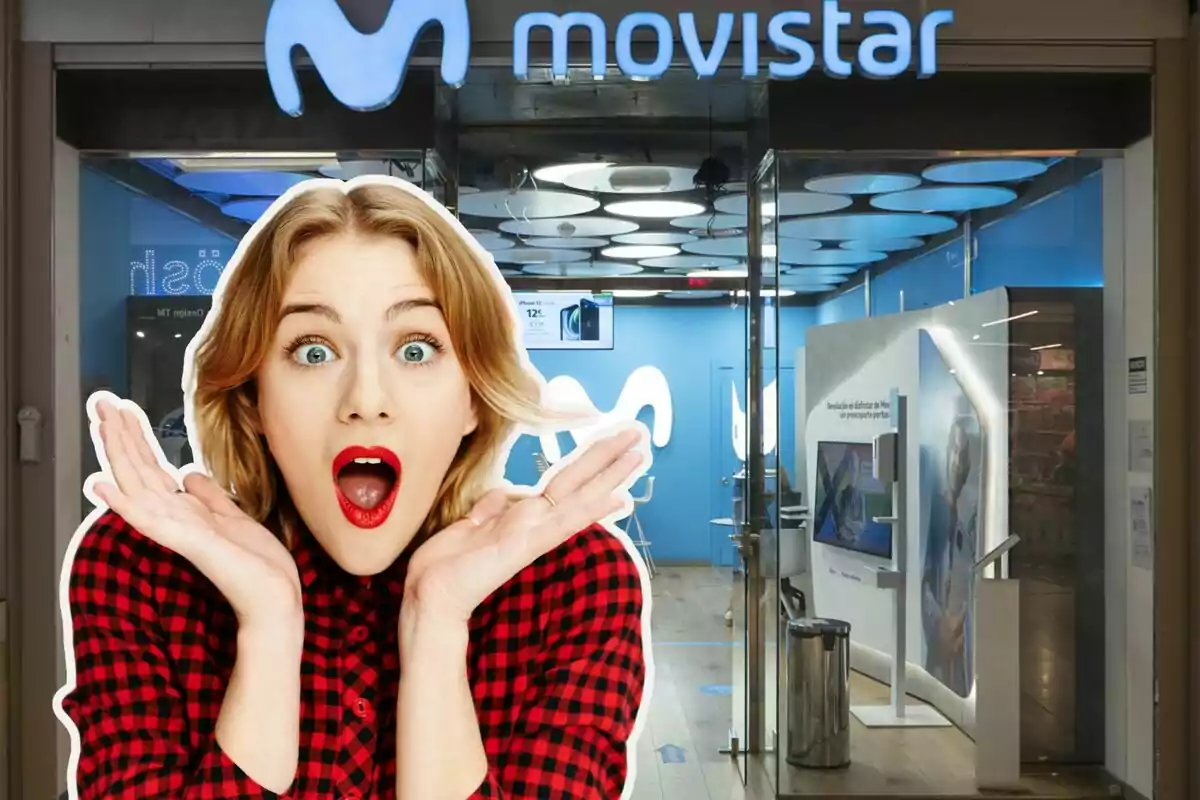 Una dona amb expressió de sorpresa davant una botiga de Movistar.