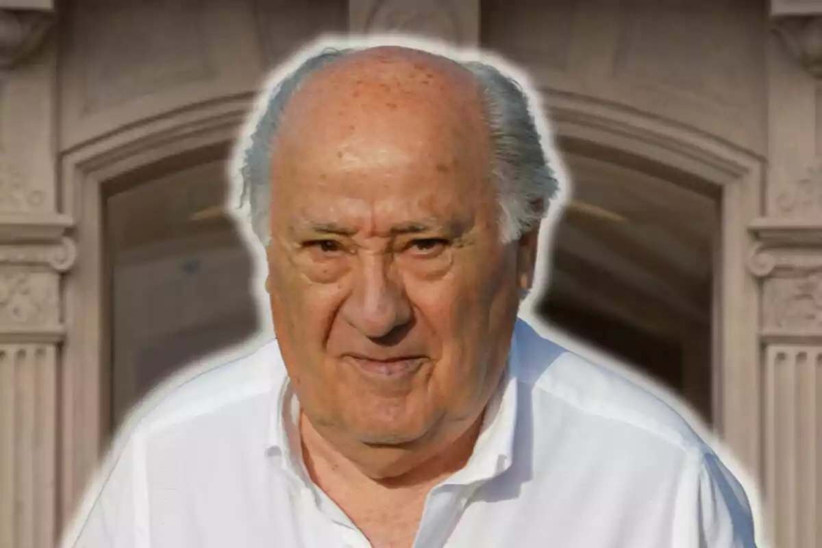 Amancio Ortega amb camisa blanca davant d'un edifici amb detalls arquitectònics.